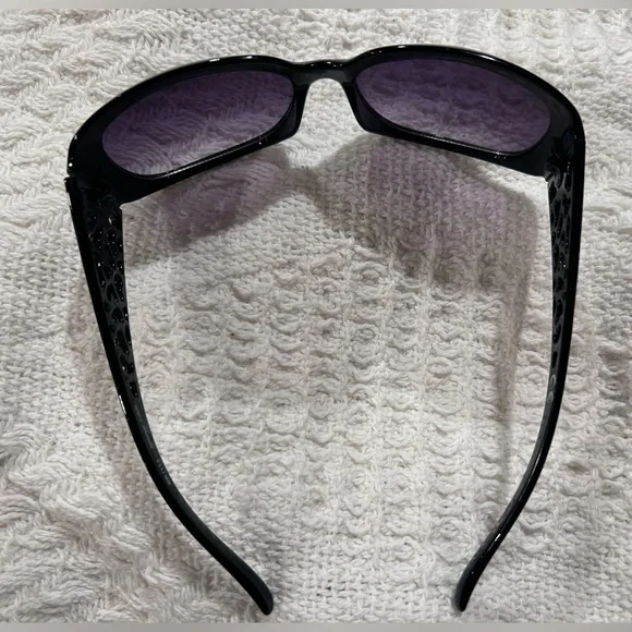 Foster Grant Black Sunglasses with Purple Tint - Picture 4 of 8